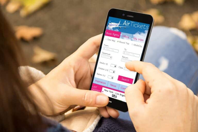 Cómo comprar billetes de avión desde tu móvil y ahorrar dinero