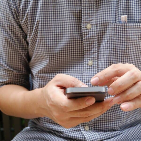 El síndrome del teléfono apagado: la invisible lucha de los profesionales sénior