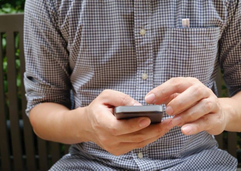 El síndrome del teléfono apagado: la invisible lucha de los profesionales sénior