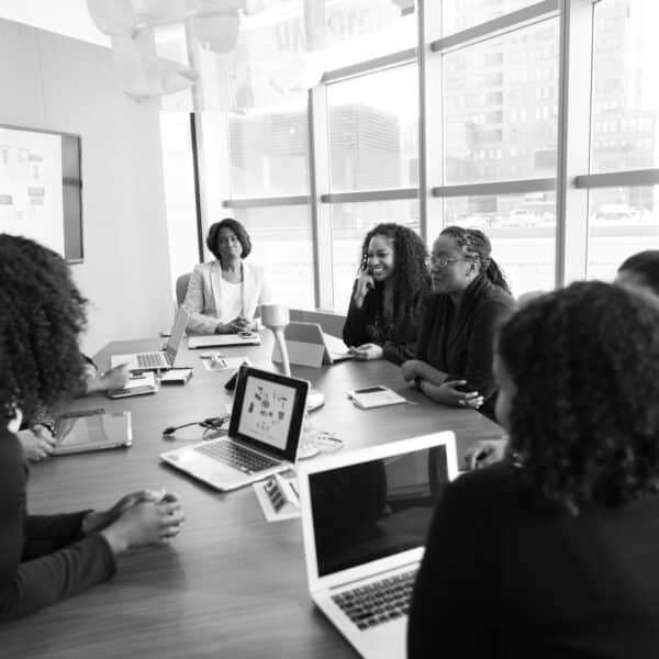 El impacto de los móviles en la productividad de las reuniones: ¿es realmente necesario?