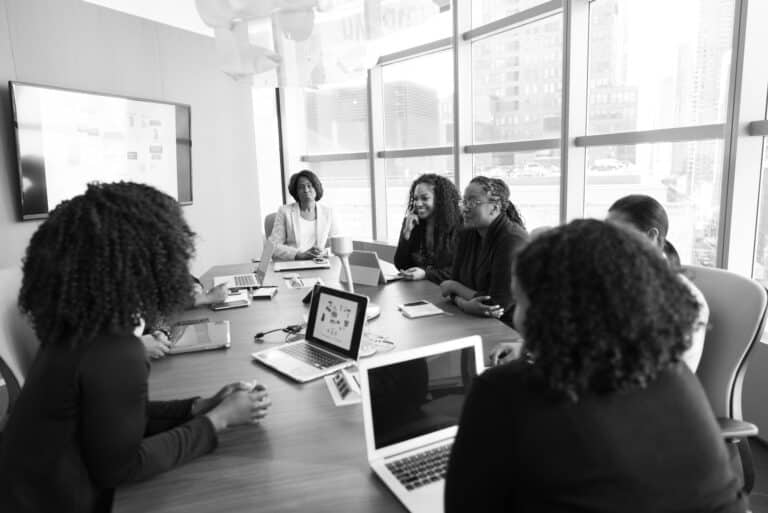 El impacto de los móviles en la productividad de las reuniones: ¿es realmente necesario?