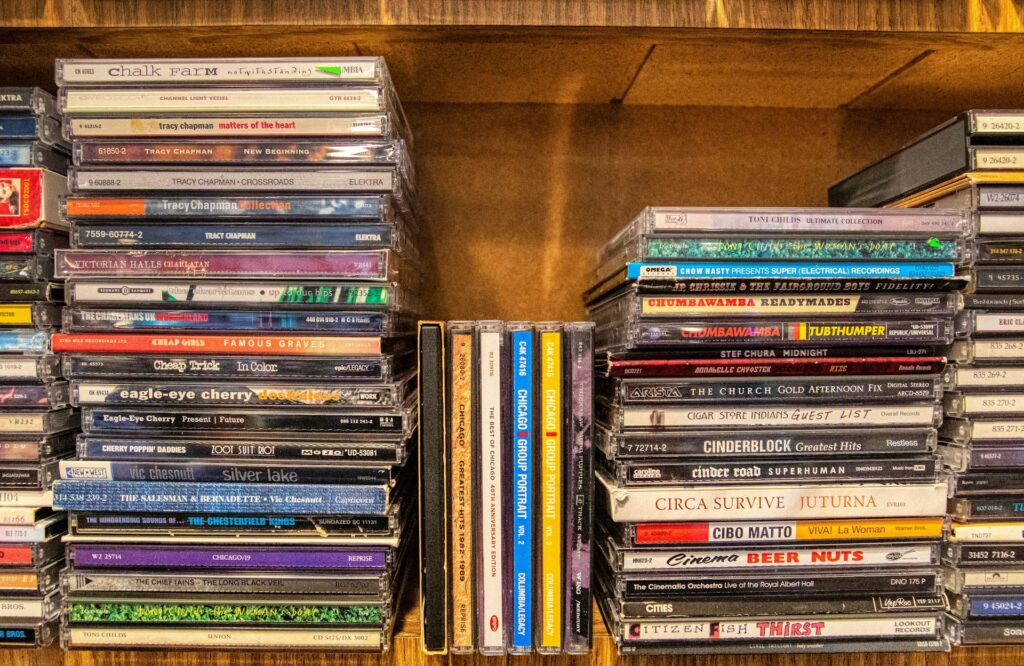 El Compact Disc cumple 43 años: de la revolución digital a su inesperado renacer 3 discos musica cd