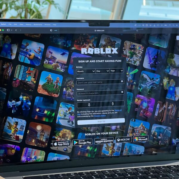 Roblox y otros videojuegos online: guía detallada para que los padres acompañen a sus hijos y eviten riesgos