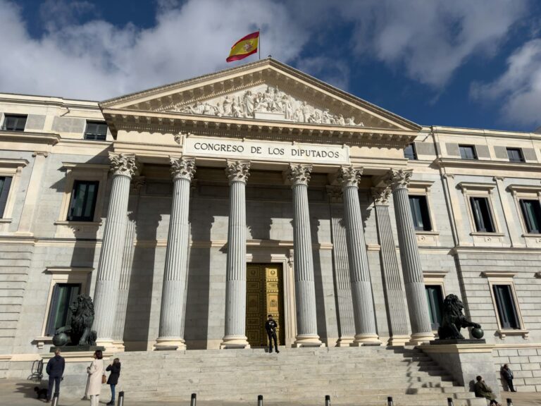 El Gobierno dice no tener constancia de “sobrebloqueos” por los vetos de LaLiga y Movistar, pero avisa: “seguiremos con atención la evolución de la situación”