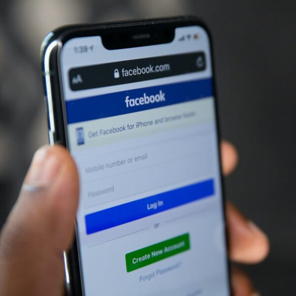 Bruselas acusa a Meta de dejar entrar a niños en Instagram y Facebook