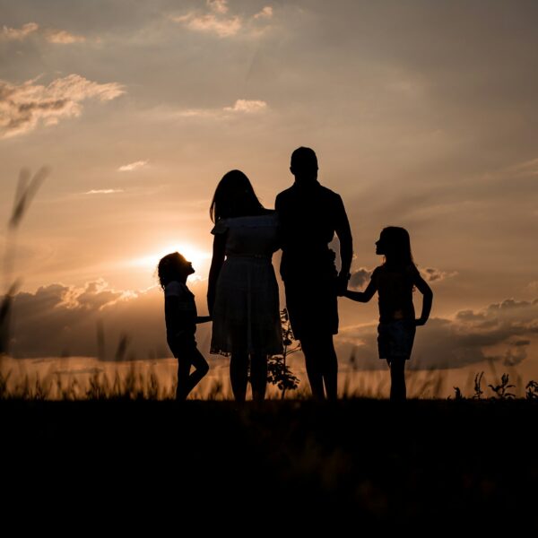 Vivir solos: la factura invisible de los cuidados que antes asumía la familia