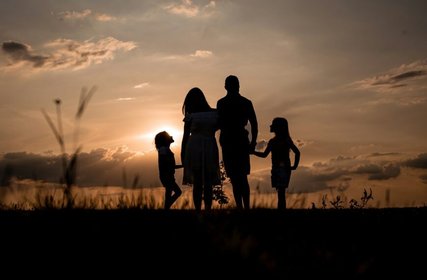 Vivir solos: la factura invisible de los cuidados que antes asumía la familia